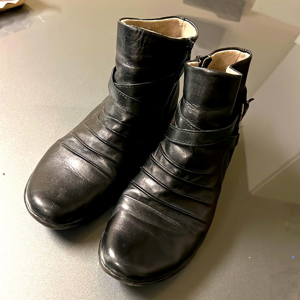 Womens Clark’s black ankle boots size 9.5